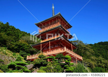 Kumano Nachi Aokidoji Temple Three-story pagoda (Wakayama Prefecture Tohaku-gun Nachi Katsuura-cho) Kumano Nachi Aokidoji Temple Three-story pagoda (Wakayama Prefecture Tohaku-gun Nachi Katsuura-cho) 43806221