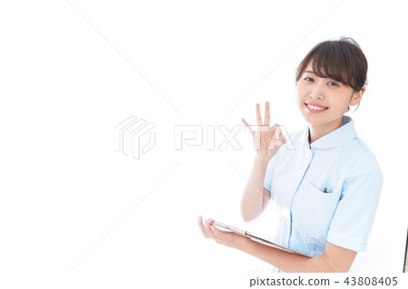 一位年輕的護士 43808405