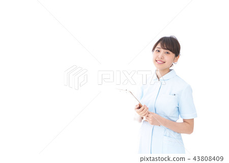 一位年輕的護士 43808409