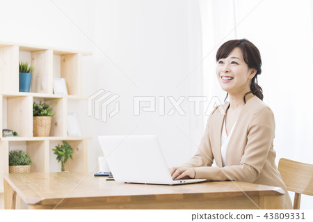 Women desk work 43809331