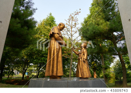 Statue of Pope Francis and Korean Girl Statue of Pope Francis and Korean Girl 43809743