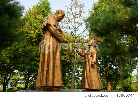 Statue of Pope Francis and Korean Girl Statue of Pope Francis and Korean Girl 43809744