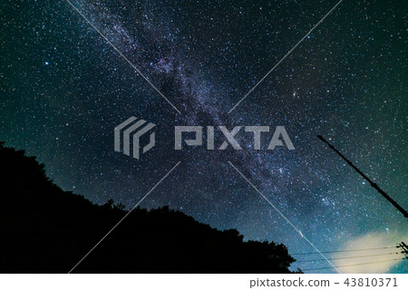 銀河系下的一顆小流星 銀河系下的一顆小流星 43810371