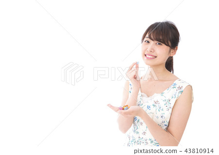 A young woman eating sweets 43810914