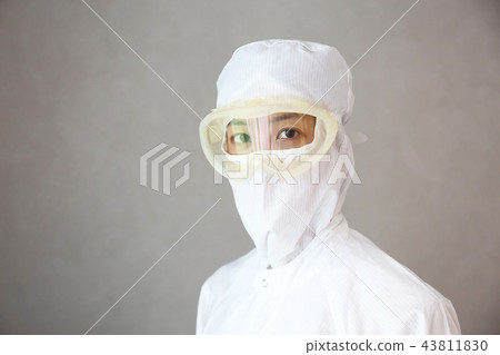 潔淨室裡的工人 43811830