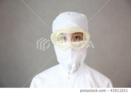 Workers in the clean room 43811831