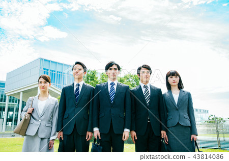 Large number of people lining up business 43814086