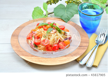 Cool summer "cold pasta". Chilled pasta with cherry tomatoes, colored tomatoes and octopus and anchovies, spaghetti. 43817905