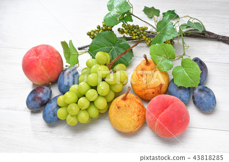 The leaves in the background are artificial flowers. Image of high-class autumn fruit. White peach, Shine muscat (mochi), pear, plum. 43818285