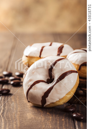 Glazed mini donuts 43818731