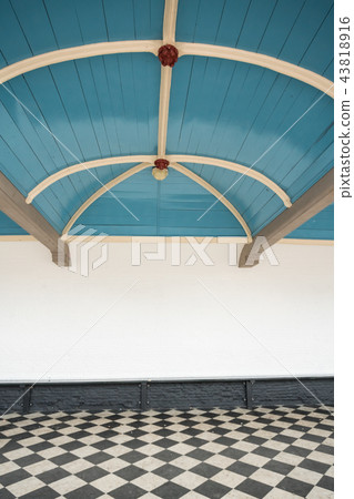 Old open corridor 43818916