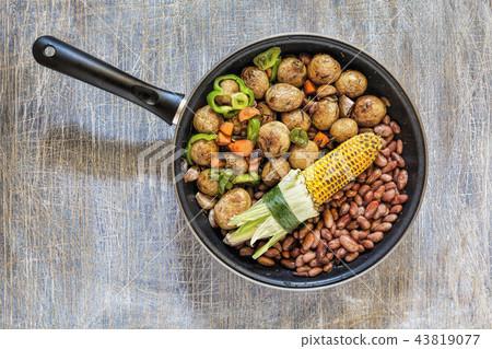 Dinner table , Vegetarian dinner, red wine, delicious lunch Dinner table , Vegetarian dinner, red wine, delicious lunch 43819077
