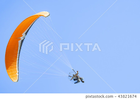 馬達滑翔傘Paramotor藍天 馬達滑翔傘Paramotor藍天 43821674