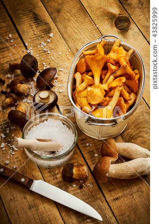 delicious yellow and fresh chanterelle mushrooms in a bowl 43825999