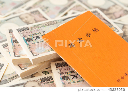 Bill of money 10,000 yen bill Cash pension notebook Pension benefit Public pension age to start receiving 43827050
