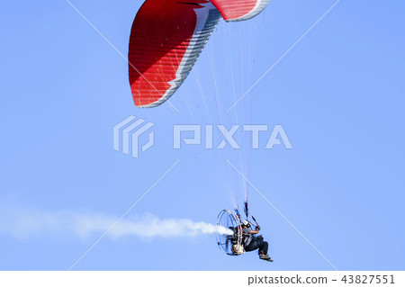 馬達滑翔傘熏制的paramotor藍天 馬達滑翔傘熏制的paramotor藍天 43827551