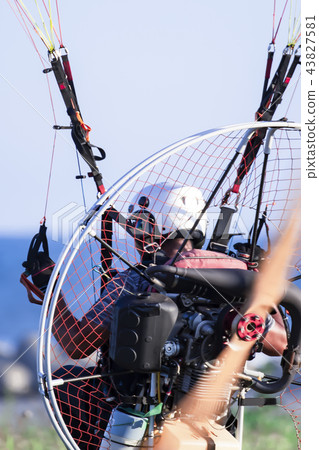 馬達滑翔傘Paramotor垂直構成藍天 43827581