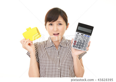 有錢包和計算器的微笑的婦女 43828395