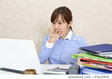 Business woman with a stunning expression 43828403