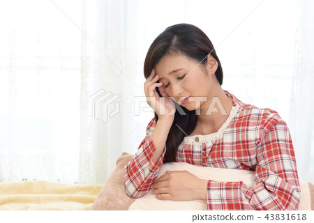 A woman complaining of a headache 43831618