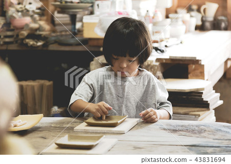 Pottery children 43831694