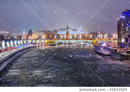 View of Moscow Kremlin and Bolshoy Kamenny Bridge 43832004