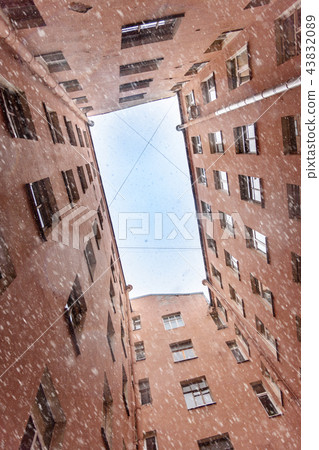 Courtyard-well. The bottom view upwards 43832089