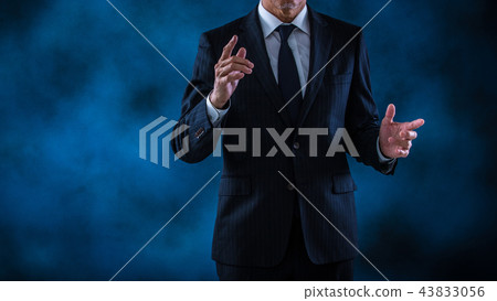 Senior businessman giving a presentation 43833056
