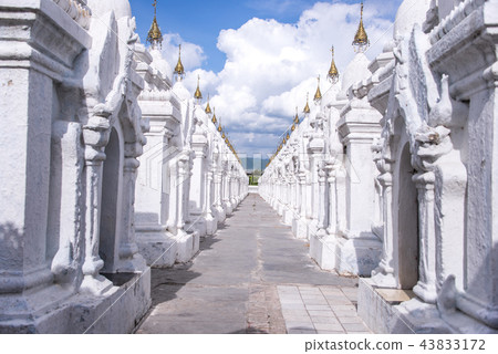 Kuthodaw Pagoda, Mandalay, Myanmar Kuthodaw Pagoda, Mandalay, Myanmar 43833172
