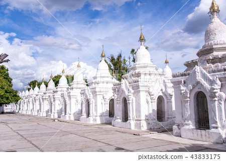 Kuthodaw Pagoda, Mandalay, Myanmar Kuthodaw Pagoda, Mandalay, Myanmar 43833175
