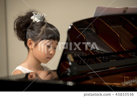 Piano presentation concert image 43833536