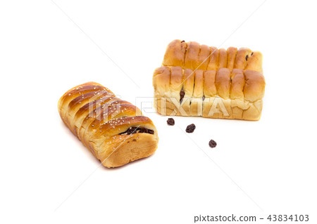 raisin cinnamon bread isolated on white background 43834103