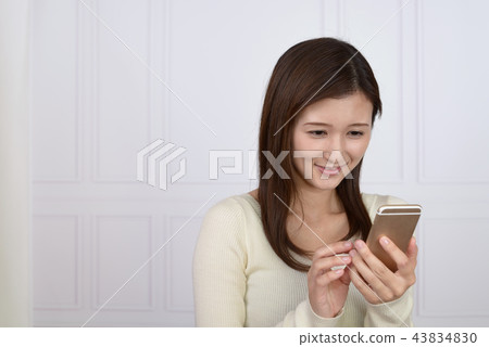 有智能手機的一名微笑的婦女 43834830