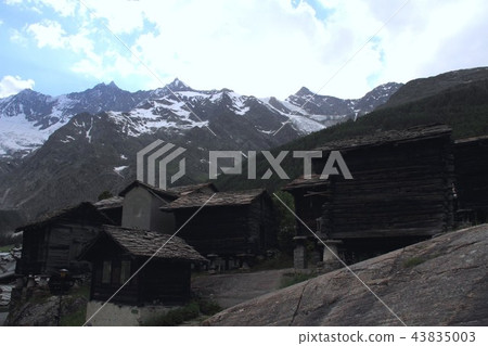 一個搖搖欲墜的小屋和Mischabel阿爾卑斯山 43835003