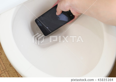 落入浴室的智能手機 43835164