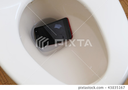 落入浴室的智能手機 43835167
