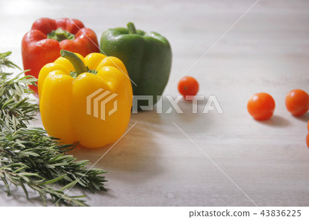 紅色辣椒粉黃色辣椒粉辣椒粉白色背景 紅色辣椒粉黃色辣椒粉辣椒粉白色背景 43836225