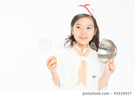 站立在白色背景的女孩孩子 43839457