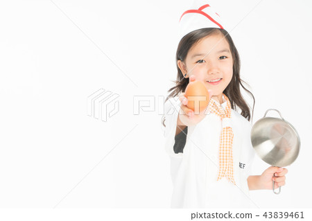 站立在白色背景的女孩孩子 站立在白色背景的女孩孩子 43839461