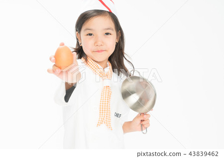 站立在白色背景的女孩孩子 43839462