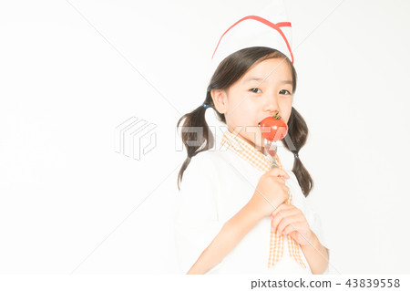 站立在白色背景的女孩孩子 站立在白色背景的女孩孩子 43839558