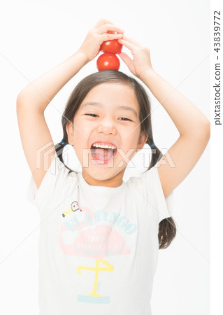 站立在白色背景的女孩孩子 43839772