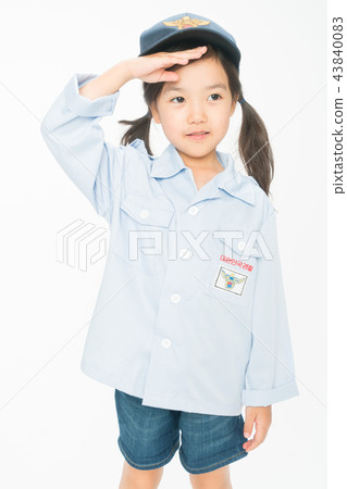 站立在白色背景的女孩孩子 43840083