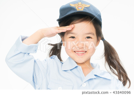 站立在白色背景的女孩孩子 站立在白色背景的女孩孩子 43840096