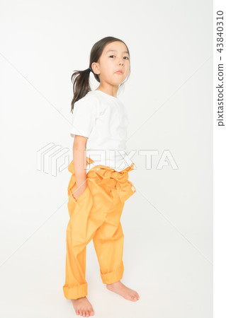 站立在白色背景的女孩孩子 43840310