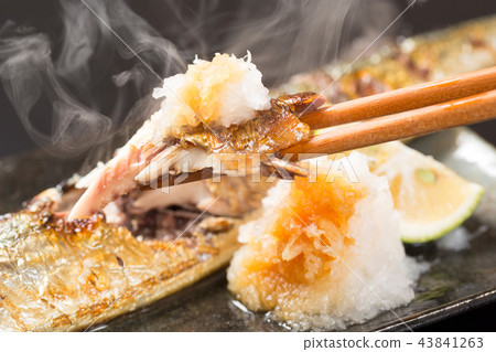 吃新鮮出爐的秋刀魚 吃新鮮出爐的秋刀魚 43841263