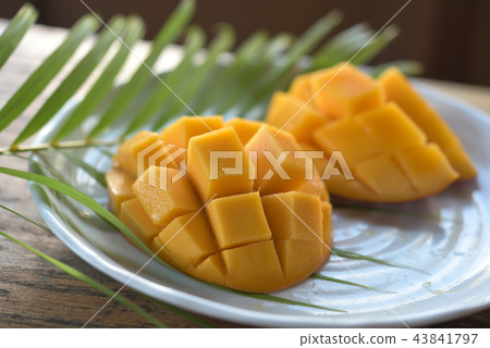 Flower cut and cut mango Flower cut and cut mango 43841797