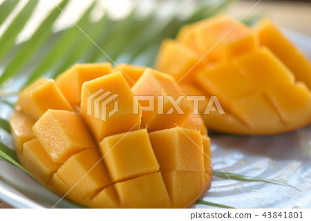 Flower cut and cut mango Flower cut and cut mango 43841801