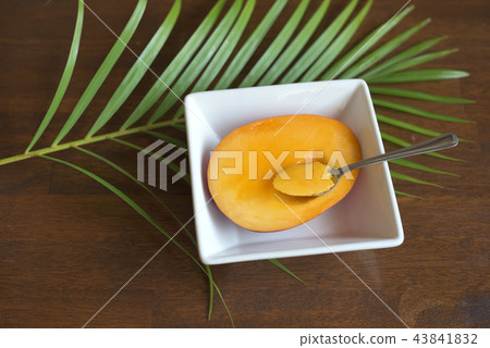 把勺子變成寂寞的芒果形象 43841832