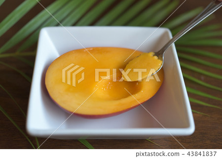 把勺子變成寂寞的芒果形象 43841837